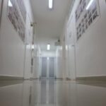 Corredor decorado comm fotos de famílias felizes com bebês após tratamentos fertilização