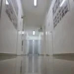 Corredor decorado comm fotos de famílias felizes com bebês após tratamentos fertilização